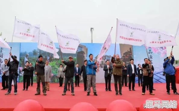 雨中公交李艳：一位普通女性在风雨中坚守岗位，感动无数乘客的温暖故事与坚持精神再度引发关注